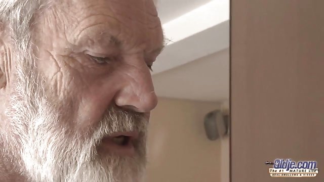 Tās ir intim meitene šaurs gatava erotisku piedzīvojumu