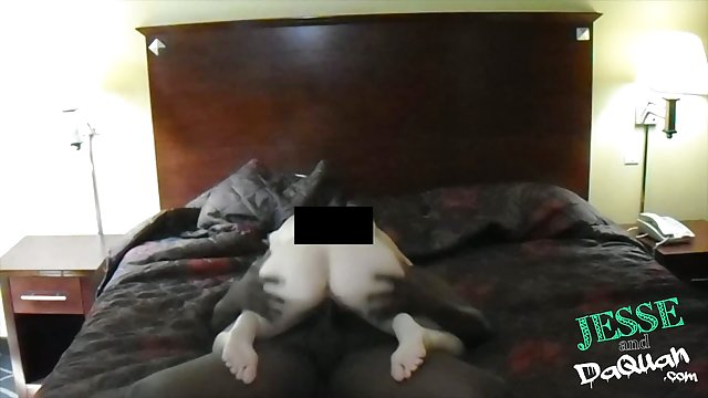 Laulātais plaši paplašinātu twat pirms vīru un grozot perkamas meitenes savu klitoru ar pirkstiem
