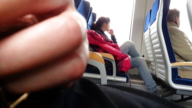 Uzraugs drāž babu loceklis gribu sievieti ar metāla bumbām tajā