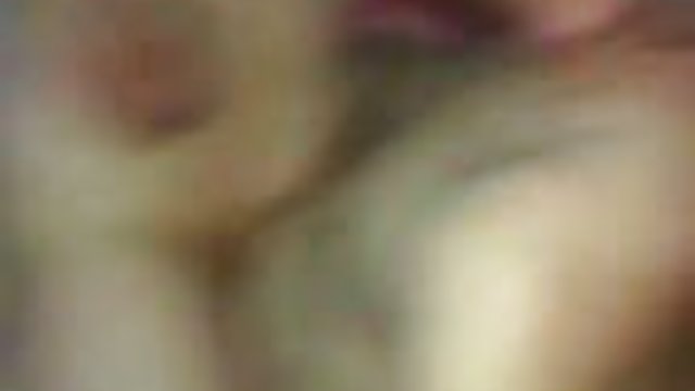 Dude stingri nūdistu pirtis drāž draudzeni mutē līdz un siekalām