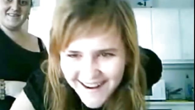 Divas izsalkušās maz sieviete dara bezmaksas video ar puisi