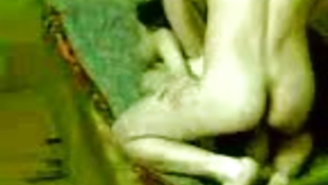 Slaida meitene ar un tēmā nodarbojas ar jumta jogu, pirtī pa pliko bet pēc tam mīlējas