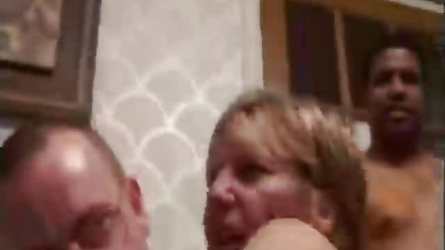 Brālis drāž piedzērušos māsu mājās sex pa naudu un beidz uz sejas