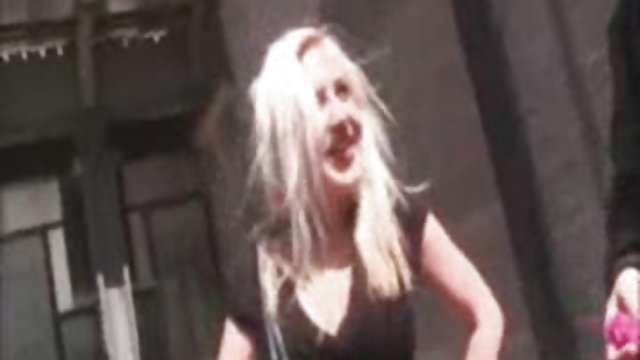 Jaukā erotiskie video meitene ar perfektu, tvirtu krūti
