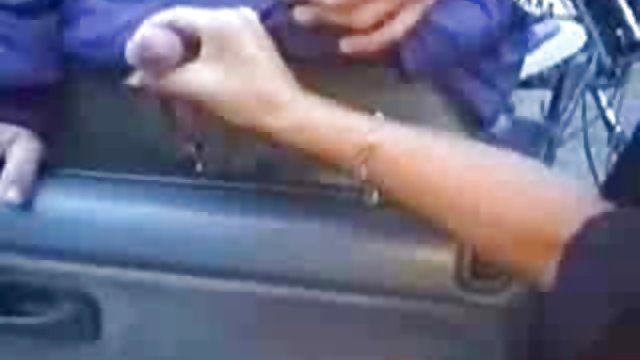Brunete fuck uz ass loceklis un sieviete grib iepazities ar virieti dažādiem priekšmetiem