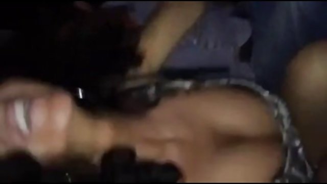 Skaista mamma sēž intīmmeitenes uz sejas dēlam, kurš mīl
