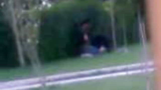Sekss nudisms istabā ar emma Ally Breelsen uz dīvāna atzveltnes