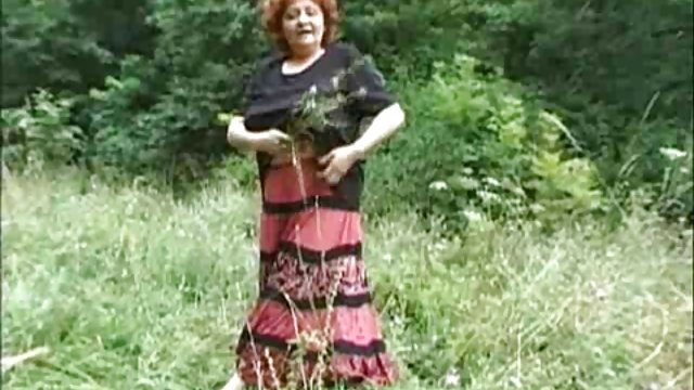 Precēta meitene pie zemnieka mežā par naudu un pieņēma spermu uz intim sejas